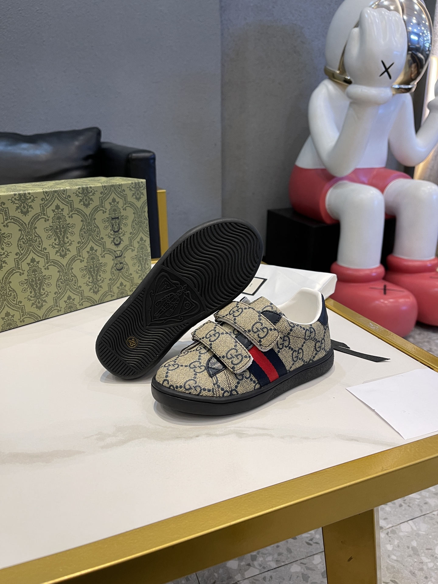 Children's shoes child